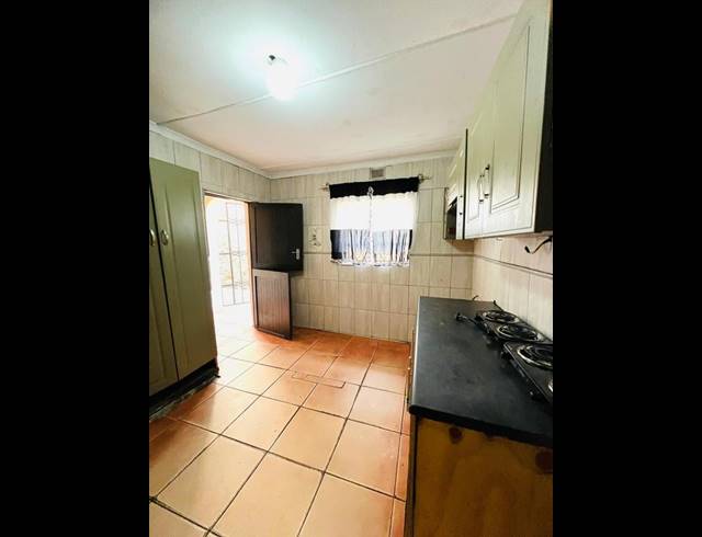 6 BEDROOM HOUSE FOR SALE IN UMLAZI A